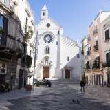 Ci basta percorrere pochi metri per raggiungere la pittoresca Piazza Odegitria che si estende all�ombra del prospetto romanico della Cattedrale di San Sabino inaugurata nel 1292 sulle rovine del duomo distrutto da Guglielmo il Malo nel 1156